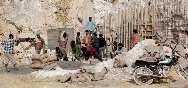 مقاتلون من الجيش الحر يبنون تحصينات على مداخل كهوف في بلدة اللطامنة بريف حماة.  رويترز