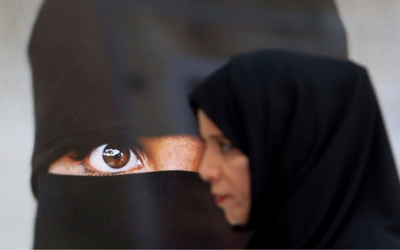 احتفاءً بالمرأة الإماراتية، وتكريساً لدورها ومكانتها في المجتمع، قدم غاليري "الربع الخالي" معرضاً للمصور العالمي ستيف ماك كوري، بعنوان &laquo;الأميرات السبع&raquo;، الذي قام من خلاله المصور بالتقاط صور 20 امرأة إماراتية على امتداد الإمارات السبع. الامارات اليوم