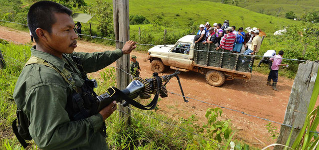مسلح يشرف على الطريق بمنطقة تسيطر عليها المجموعات المسلحة في كولومبيا. أرشيفية