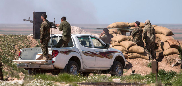 المقاتلون الأكراد والمتطوّعون الأجانب يتأهبون لصد هجوم «داعش» في ريف رأس العين.  رويترز