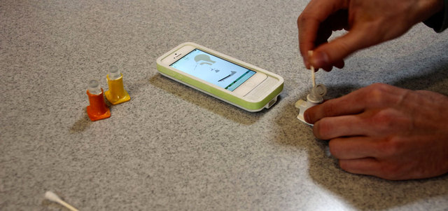 تشمل أدوات «آي تست» أخذ عينة من الحلق لتُوضع في قارورة تحوي سائلاً يذيب العينة وبعدها تدخل في جهاز «آي تست» المتصل بهاتف ذكي.   من المصدر