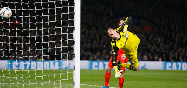 حارس تشلسي كورتوا يتابع بحسرة هدف سيلفا الذي أخرج فريقه من الأبطال. رويترز