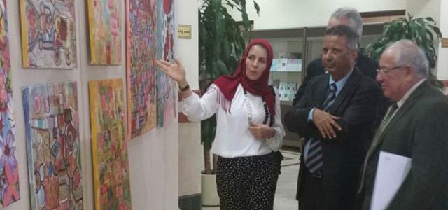 عبدالعزيز وحيلوز يستمعان إلى شرح من الفنانة فاتن الداوود. الإمارات اليوم