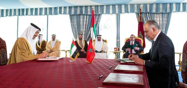 محمد بن زايد ومحمد السادس يشهدان توقيع الاتفاقات. وام