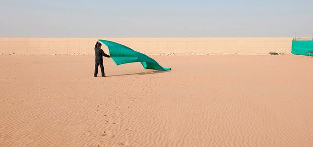 «الظلال الوحيدة» لطارق الغصين يظهر فيه رجل في الصحراء ليجسد مشاعر الشك والعزلة التي غالباً ما ترافقت مع تجربة الشتات القسري. من المصدر