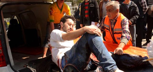 إسعاف شاب أصيب بسقوط قذيفة على منطقة خاضعة لسيطرة القوات السورية في حلب. أ.ف.ب