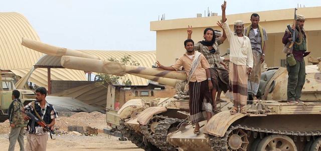 مسلحون قبليون مناوئون لجماعة الحوثي في مدينة لحج الجنوبية. أ.ف.ب