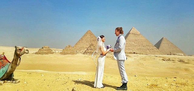 الزوجان يحتفلان بزواجهما أمام أهرامات الجيزة في مصر.