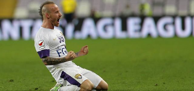 نجم فريق العين ستوتش يدافع عن صدارة سلوفاكيا أمام لوكسمبورغ.