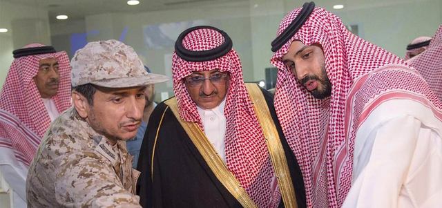 وزير الدفاع السعودي محمد بن سلمان (يمين) مع وزير الداخلية محمد بن نايف في غرفة العمليات العسكرية بالرياض. رويترز