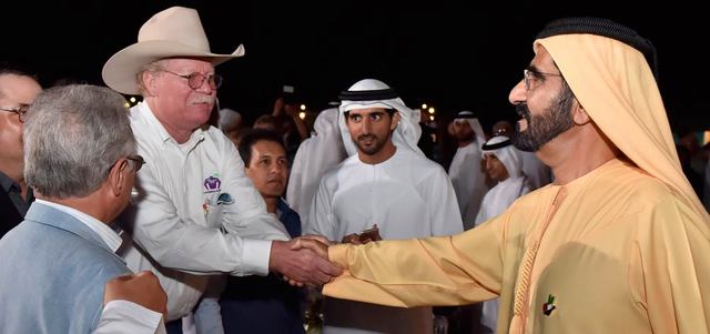 محمد بن راشد خلال استقبال ضيوف كأس دبي العالمي بحضور حمدان بن محمد. وام