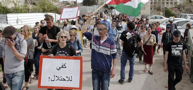 ناشطون يتظاهرون في القدس ضد الاحتلال والاستيطان. أ.ف.ب