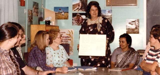 الدكتورة لطيفة تدرس موظفين المستشفى اللغة العربية 1980.  من المصدر