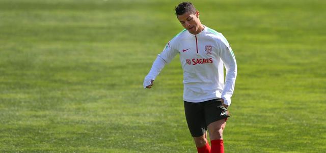 نجم البرتغال رونالدو يستعد لصربيا.