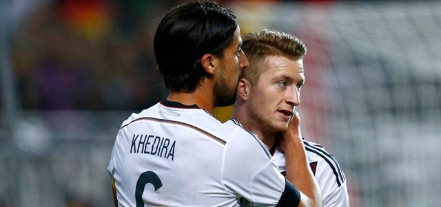 خضيرة يحتفل بهدف ريوس في شباك أستراليا خلال الودية الأخيرة. رويترز