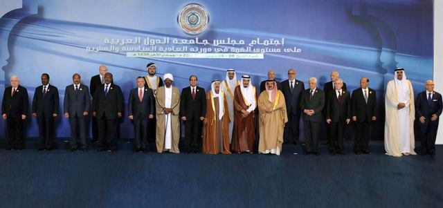 صورة جماعية للمشاركين في القمة العربية بشرم الشيخ. وام