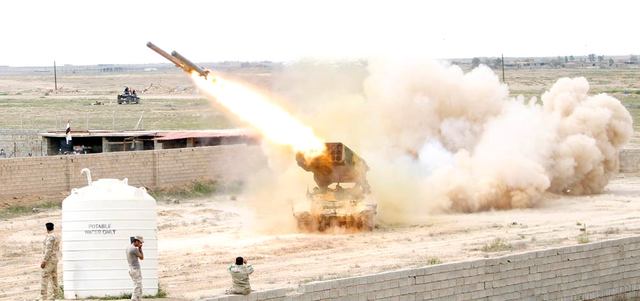 قوات الأمن العراقية تطلق صاروخين خلال اشتباكات مع «داعش» في تكريت. رويترز