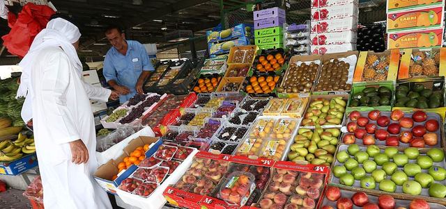 «الوزارة» أكدت أنه لن تحدث زيادة في أسعار الخضراوات والفواكه في رمضان نتيجة الاستعداد المبكر وتوافر المعروض في دول المنشأ. تصوير: إريك أرازاس