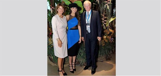 الفنانة نانسي عجرم تتوسط تيم كلارك رئيس «طيران الإمارات» وزوجته.