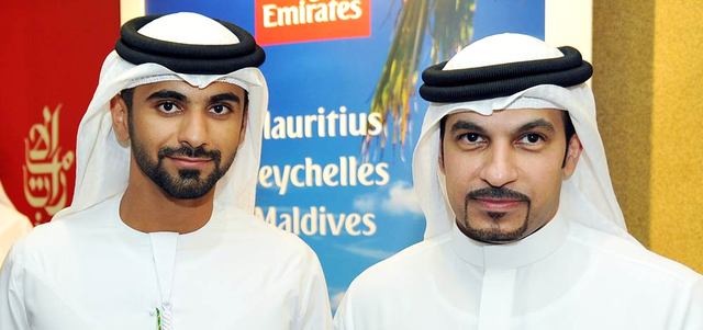 منصور بن محمد بن راشد آل مكتوم وماجد المعلا نائب رئيس أول «طيران الإمارات» لدائرة العمليات التجارية. من المصدر