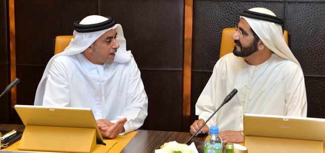محمد بن راشد وسيف بن زايد في حديث خلال اجتماع مجلس الوزراء. وام