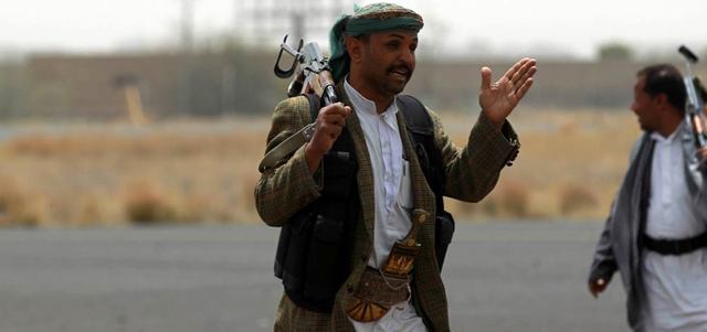 مسلح من جماعة الحوثي بالقرب من مطار صنعاء.    أ.ف.ب