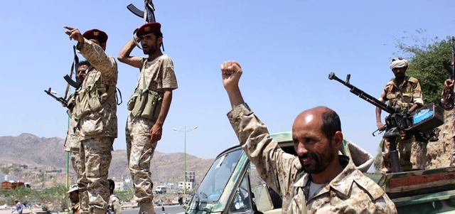 عناصر من الجيش اليمني بعد دحر ميليشيات موالية لصالح في تعز.     إي.بي.إيه