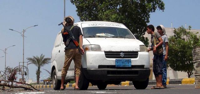 عناصر موالية للرئيس اليمني منصور هادي في عدن.     أ.ف.ب