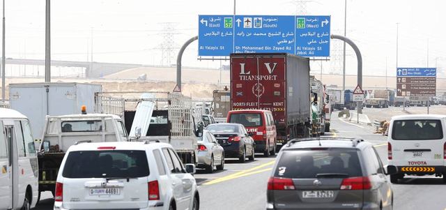 «دبي للاستثمار» تعاني ازدحاماً مرورياً مستمراً. تصوير: أحمد عرديتي