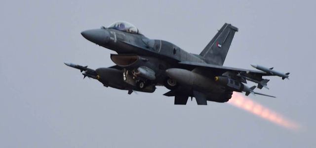 إحدى الطائرات المقاتلة الإماراتية التي شاركت في الضربات الجوية الناجحة ضد عدد من المواقع التي يسيطر عليها الحوثيون. وام