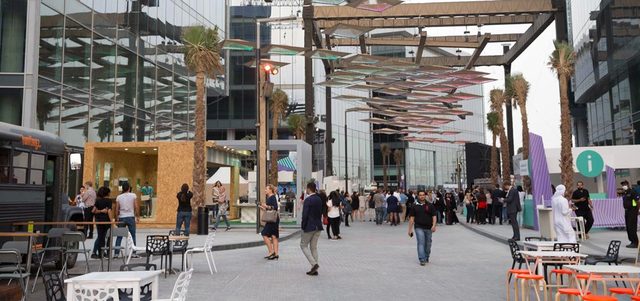 يتجاور في الملتقى مختلف أنواع الفنون إلى جانب الحرف اليدوية وورش العمل التي تكسب الحضور معارف جديدة ليشكل بذلك منصة مميزة للإبداع. تصوير: أحمد عرديتي