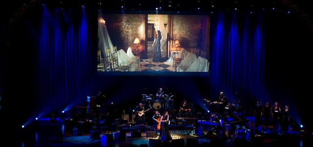 ميسا قرعة انطلقت إلى عالم الشهرة عبر أدائها للنسخة العربية من أغنية «أرنب أبيض»، التي ظهرت في فيلم «احتيال أميركي» الذي ترشح لجائزة الأوسكار، وأضحت ميسا أيقونة غنائية تجمع بين الشرق والغرب. من المصدر