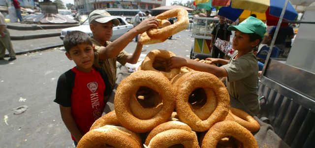 أطفال غزيون يبيعون الكعك في الشارع لمساعدة عائلاتهم. أرشيفية