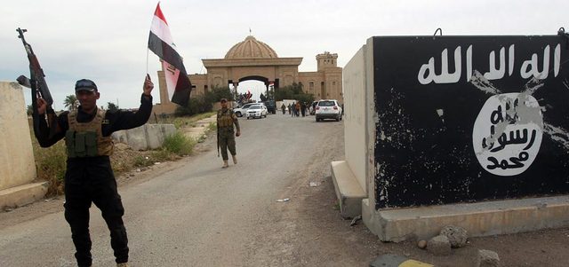 مقاتلون عراقيون يحتفلون بطرد تنظيم &laquo;داعش&raquo; من مدينة تكريت بدعم من قوات التحالف الدولي بقيادة أميركية. رويترز