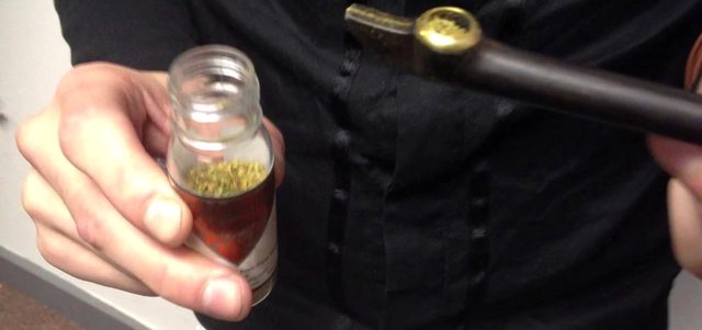 التحاليل أثبتت وجود آثار لـ&laquo;الماريغوانا&raquo; في بول مدخين لـ&laquo;المدواخ&raquo;. أرشيفية