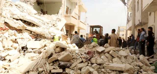 «الدفاع المدني» يرفع أنقاض مبنى تهدم بقصف للقوات النظامية على حي الناعورة بإدلب.  رويترز