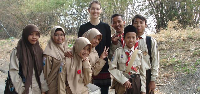 طلاب في مدرسة إسلامية مع سائحة أجنبية. أرشيفية