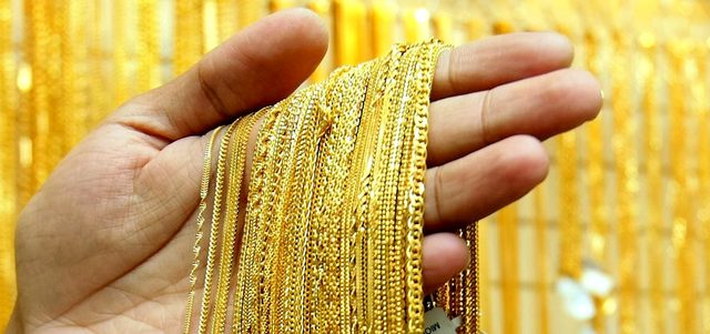 خصم التاجر سعر المصنعية في المشغولات الذهبية أمر منطقي بعكس السبائك الذهبية التي لا مصنعية فيها. تصوير: تشاندرا بالان