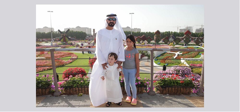 زار صاحب السموّ الشيخ محمد بن راشد آل مكتوم، نائب رئيس الدولة رئيس مجلس الوزراء حاكم دبي، مصطحباً نجليه الشيخة الجليلة والشيخ زايد، "حديقة دبي للفراشات" و"دبي ميراكل غاردن" مساء أمس