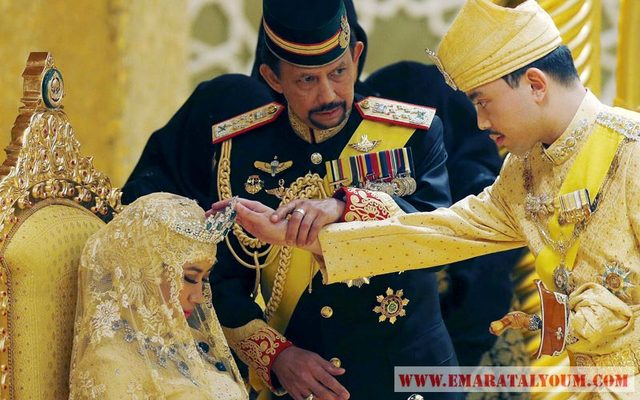 ارتدى العروسان ملابس ذهبية اللون ومرصعة بالألماس ، كما حملت العروسة باقة من الأحجار الكريمة بدلا من الورد