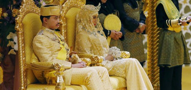 مراسم الزفاف مستمرة حتى بعد غدٍ.

رويترز