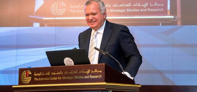 السفير محمد عبدالحي العرابي خلال المحاضرة. من المصدر