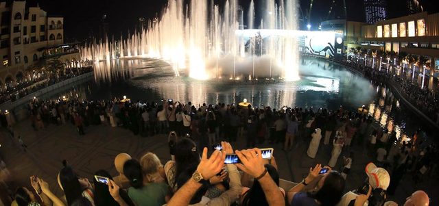 أغلب المستخدمين يرغبون في التقاط صور لحياتهم اليومية وأنفسهم وأصدقائهم من دون الاضطرار إلى حمل جهاز مُستقل أينما ذهبوا. تصوير: باتريك كاستيلو