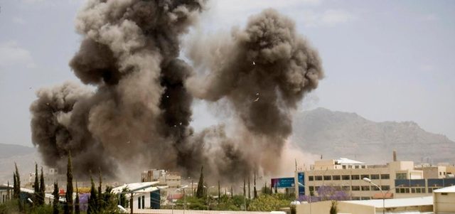 دخان يتطاير في موقع للحوثيين بصنعاء بعد قصف التحالف العربي له. أ.ب