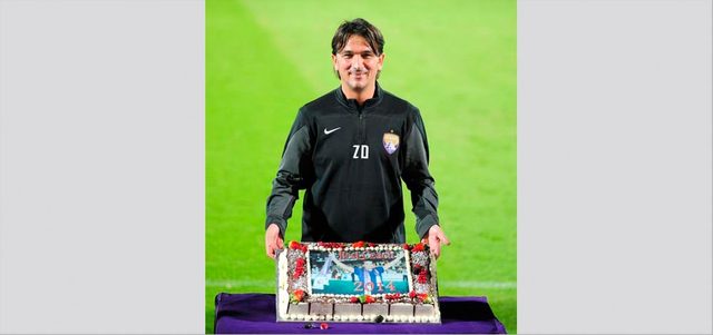 زلاتكو حظي بكعكة من لاعبيه قبل أشهر تقديراً لدوره في الفترة الماضية مع العين. من المصدر