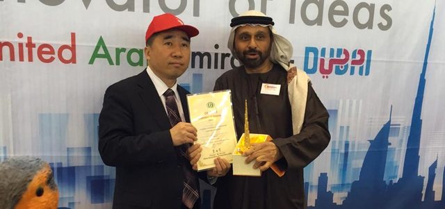 مجان خلال تسلمه جائزة الاختراع والابتكار من الجمعية الصينية. الإمارات اليوم