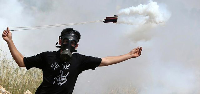 فلسطيني خلال المواجهات مع الاحتلال في بلعين. أ.ف.ب