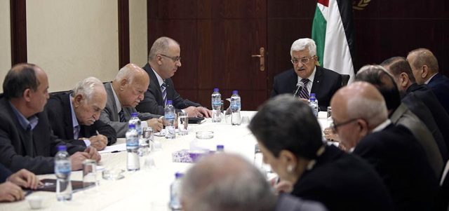 عباس لدى ترؤسه اجتماعاً للجنة التنفيذية لمنظمة التحرير الفلسطينية في رام الله. أ.ب