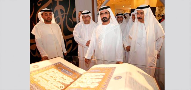 محمد بن راشد خلال جولته في معرض دبي الدولي للخط العربي. وام