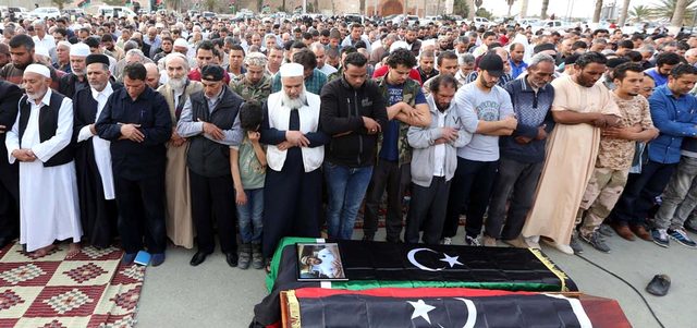 ليبيون يأدون صلاة الجنازة على عنصرين من «فجر ليبيا» في طرابلس.  أ.ف.ب